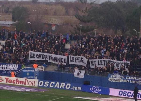 جمهور باستيا يرفع لافتة "قطر تمول فريق باري سان جرمان … والارهاب"