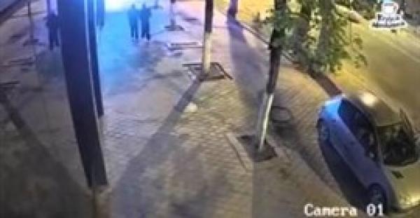 بالفيديو.. لص يسرق «بلاط» الرصيف أمام المارة