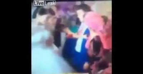 بالفيديو.. عريس ينفعل على عروسته ويضربها أمام المدعوين