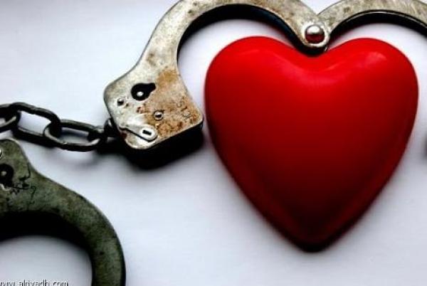 عاوتاني.. شاب يشرمل عشيقته و يسرق هاتفها وسلسلتها الذهبية