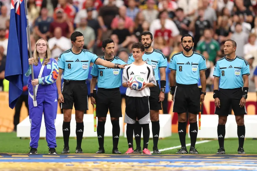 بعد فضيحة الحكم الإماراتي واحتجاج نيوزيلندا.. "فيفا" يتخذ قرارًا قويًا بخصوص مواجهة مصر وإيران