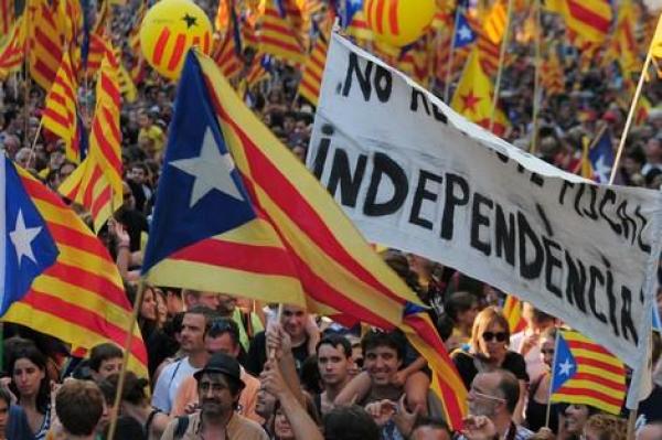 تراشق سياسي بين مدريد و الحكومة المحلية الكاتالانية حول شرعية تنظيم استفتاء من أجل استقلال الإقليم، و الإتحاد الأوروبي يدخل على الخط