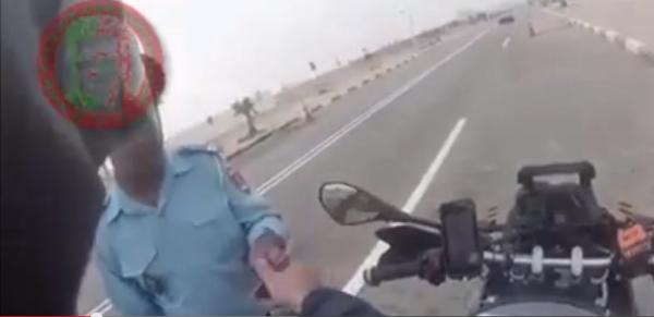 شوهة الأسبوع : سائح إسباني يفضح شرطيا مغربيا ويصوره وهو يطلب منه "تدويرة"