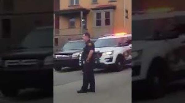 أمريكي محيح على البوليس ويحمل راية المغرب