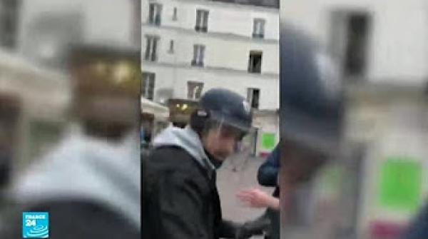 جدل بشأن فيديو يظهر أحد مقربي ماكرون وهو يضرب متظاهرا