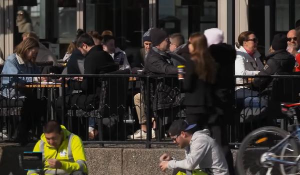 السويد: الحياة طبيعية وكأن فيروس كورونا غير موجود!