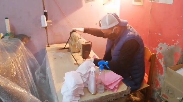 الصخيرات: ولد الشعب يتطوع لصنع كمامات يوزعها مجانا