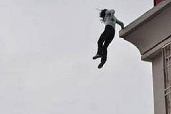 سيدة تحاول الانتحار بإلقاء نفسها من الطابق الثاني من المحكمة بعين السبع