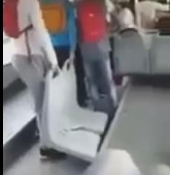 قاصرين اقتلعوا كرسي من الحافلة و كانو بغاو يسرقوه بمدينة سلا