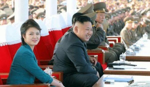 من تكون السيدة التي تظهر و تختفي إلى جانب زعيم كوريا الشمالية ؟