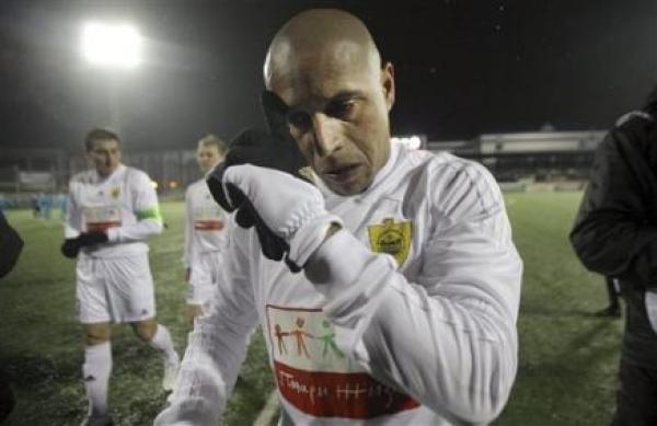 مشجع روسي يوجه إهانة عنصرية لروبرتو كارلوس