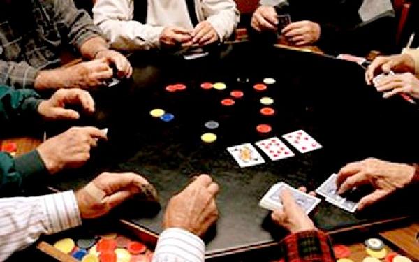 الدار البيضاء : شخص يلقي بنفسه من الطابق الثاني بعد خسارته لكل ممتلكاته في ليلة قمار