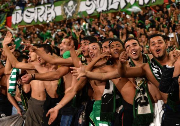 جمهور الرجاء يرد على رسوم "شارل ابدو" المسيئة بشعار "الشعب يقول نفديك يا رسول"