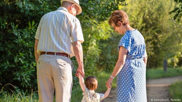 وزيرة ألمانية تنصح بتجنب معانقة كبار السن!