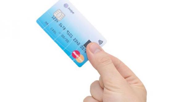 إصدار أول بطاقة ائتمانية تعمل بنظام البصمة