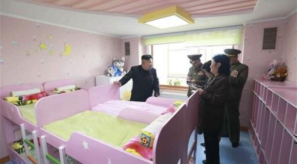 شاهد ما الغريب في صورة كيم جونغ أون!