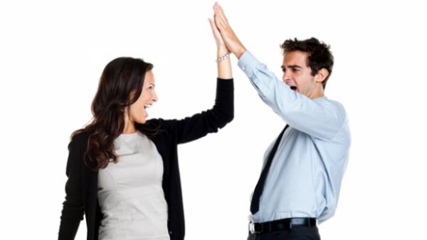 دراسة : الرجال يفضلون النساء اللاتي يقدرن «روح الدعابة» لديهم