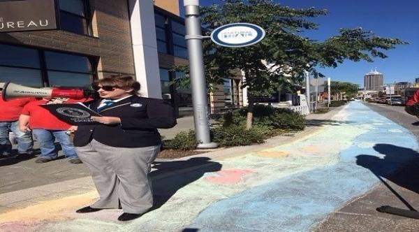 فنانو إنديانا سيتي يرسمون أكبر لوحة في العالم باستخدام الطباشير