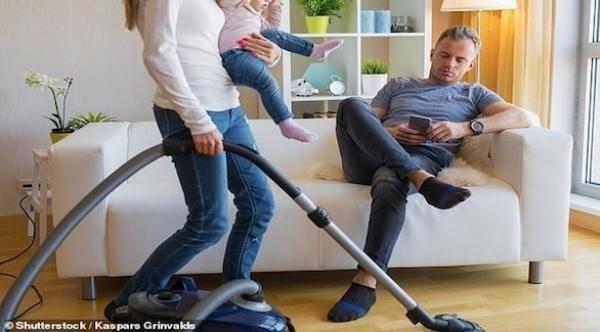 تطلب موظفة لتعليم زوجها الكسول كيفية القيام بالأعمال المنزلية