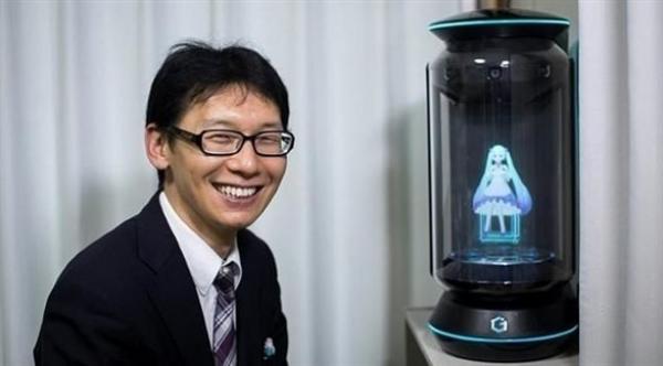 رغم رفض عائلته ..رجل يتزوج مجسم هولوغرام في زفاف ضخم و مكلف