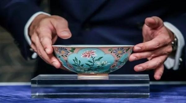 زبدية فخارية نادرة تُباع بـ 30 مليون دولار