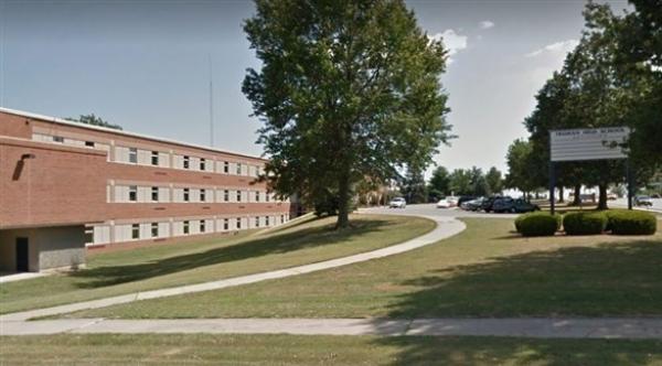 يُحرم من التخرج بعد عرضه مدرسته للبيع على الإنترنت