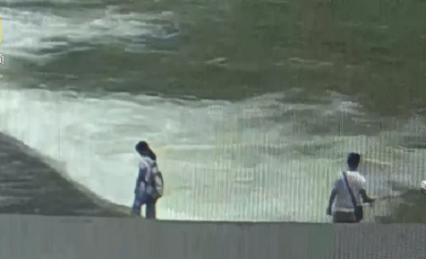 3 أطباء يقفزون في نهر لإنقاذ فتاة من الغرق (فيديو)