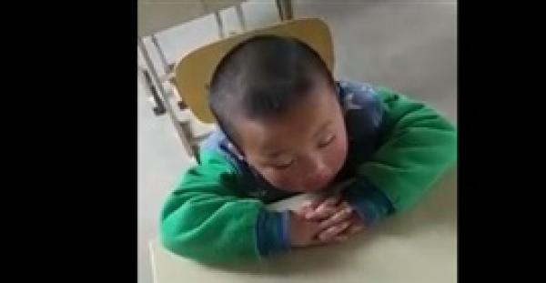 بالفيديو.. شاهد ماذا فعل معلم صيني مع طفل غلبه النعاس داخل الفصل