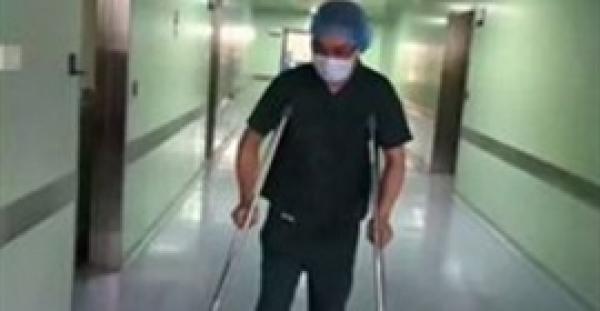 بالصور.. طبيب يجري عملية جراحية لمدة ساعتين على ساق واحدة
