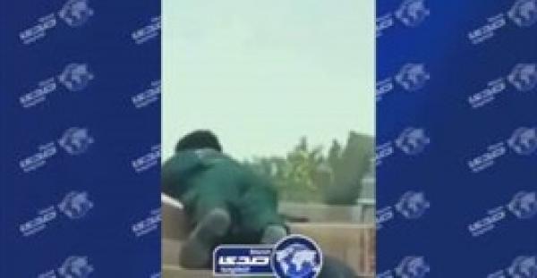 بالفيديو.. معاملة غير آدمية لعامل بالسعودية تثير ضجة على مواقع التواصل.