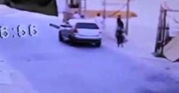 بالفيديو.. فتاة تنجو بنفسها من محاولة اختطاف في الشارع