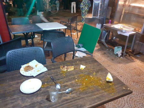 عاجل..مدججون بالأسلحة البيضاء يخربون محلا للمأكولات ويروعون زبناءه ونقل مصاب للمستعجلات (صور)