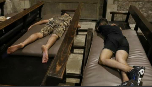 مآساة حقيقية...مغاربة ينامون في كنيسة بإسبانيا ويعرضون للبيع في سوق الدعارة