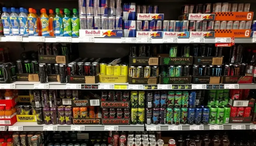 الكويت تقنن بيع مشروبات الطاقة.. وتحظرها على القُصّر وفي المؤسسات التعليمية