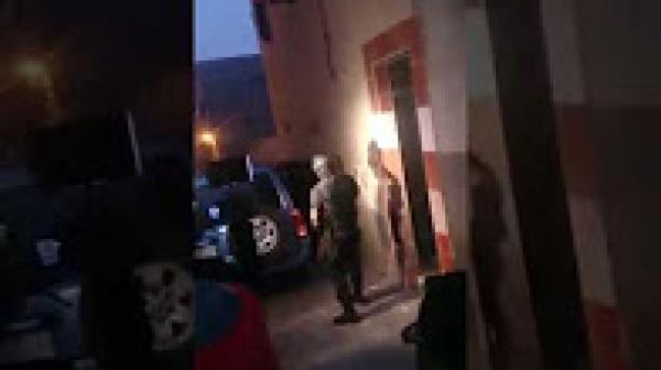 لحظة القبض على فتاة داعشية لها علاقة بخلية إرهابية