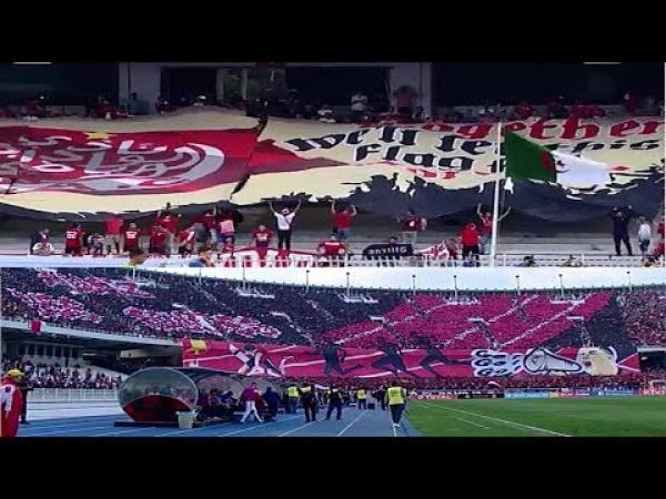 بالفيديو: تيفوات وأجواء رائعة بين جماهير الوداد و اتحاد العاصمة الجزائري