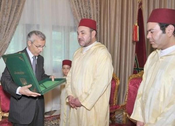 النسخة التي سلمتها لجنة اعداد الدستور إلى الملك، لم تكن هي نفسها التي عرضت على الاستفتاء