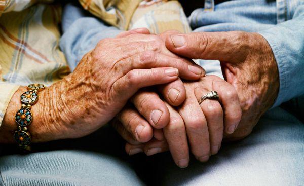 اختفاء غامض لمُسنة ونشطاء يتداولون فيديو لسيدة بالحي تجر حقيبة ثقيلة بالشارع والأمن يدخل على الخط! 