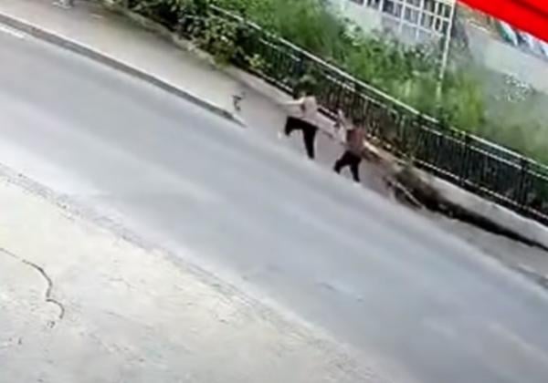 الأرض تنشق وتبتلع امرأتين على الطريق وسماع صوت صراخ قوي (فيديو)