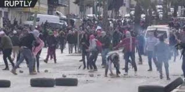 بالفيديو: اشتباكات عنيفة بين الفلسطينيين والجيش الإسرائيلي في رام الله