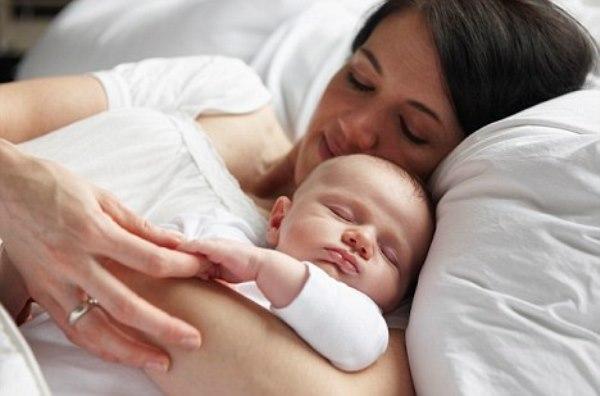 مشاركة الطفل السرير مع أهله يعرضه لخطر الموت