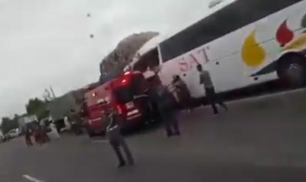 قتلى و جرحى في حادث اصطدام شاحنة بحافلة بالطريق السيار