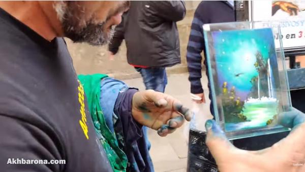 مدهش... عدسة "أخبارنا" ترصد فنانا يرسم لوحات طبيعية رائعة في أقل من 3 دقائق