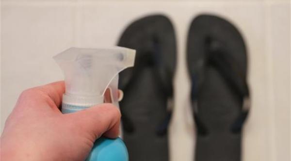 كيف تتخلص من رائحة القدمين بعد ارتداء الصندل؟