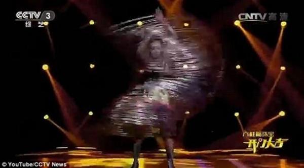 بالفيديو: صينية تمارس رياضة الهيلا هوبا بـ 305 حلقة