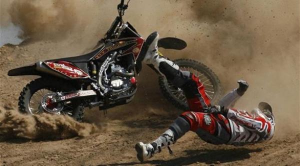 هل ينبغي خلع الخوذة أم تركها عند إسعاف قائد الدراجة النارية؟