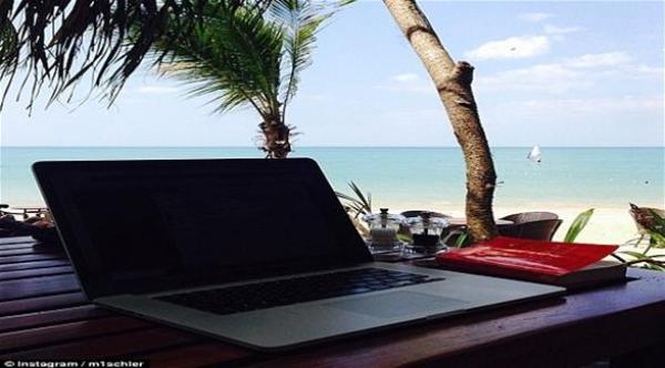 رجل أعمال يؤسس شركة يعمل موظفوها من أي مكان