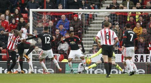 دي خيا يسجل في مرماه بالخطأ و يتسبب في سقوط "المان يو" على أرض سندرلاند 