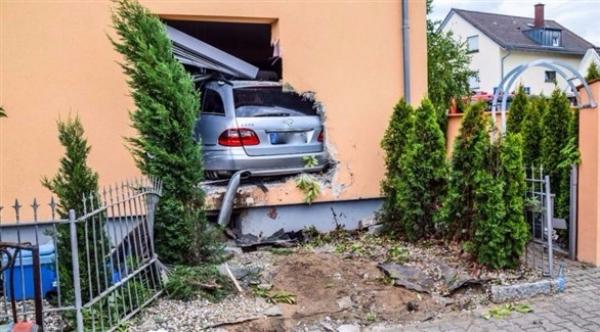 عجوز تدخل بسيارتها غرفة طعام في أحد المنازل بألمانيا