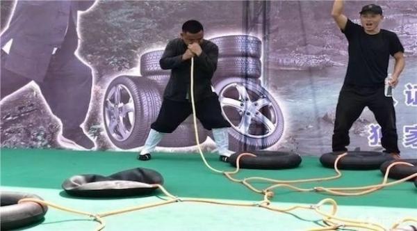 بالفيديو: ينفخ 12 إطاراً بأنفه في دقيقتين ونصف الدقيقة